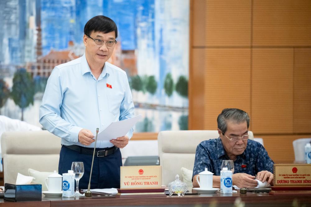 Chủ nhiệm Ủy ban Kinh tế Vũ Hồng Thanh trình bày báo cáo thẩm tra. (Ảnh: Cổng thông tin điện tử Quốc hội) Chủ nhiệm Ủy ban Kinh tế Vũ Hồng Thanh trình bày báo cáo thẩm tra. (Ảnh: Cổng thông tin điện tử Quốc hội)