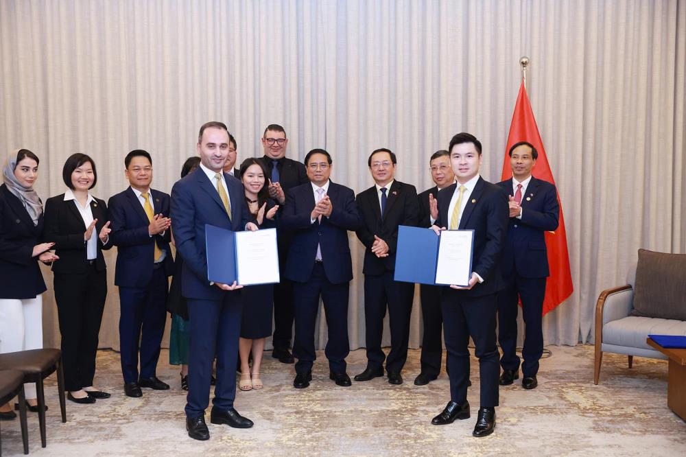 Ông Đỗ Vinh Quang, Phó Chủ tịch HĐQT T&T Group (bên phải) và ông Amir Ali Salemi, Giám đốc điều hành Tập đoàn JTA trao biên bản ghi nhớ hợp tác (Ảnh: Nhật Bắc) Ông Đỗ Vinh Quang, Phó Chủ tịch HĐQT T&T Group (bên phải) và ông Amir Ali Salemi, Giám đốc điều hành Tập đoàn JTA trao biên bản ghi nhớ hợp tác (Ảnh: Nhật Bắc)