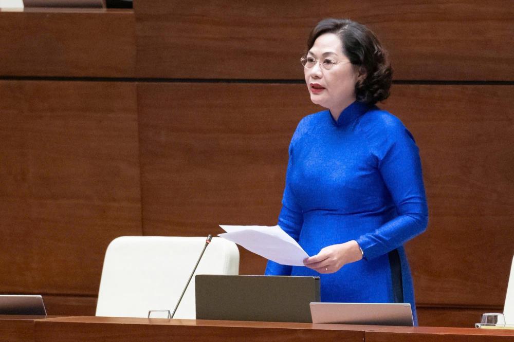 Thống đốc Ngân hàng Nhà nước Nguyễn Thị Hồng trả lời chất vấn. Thống đốc Ngân hàng Nhà nước Nguyễn Thị Hồng trả lời chất vấn.