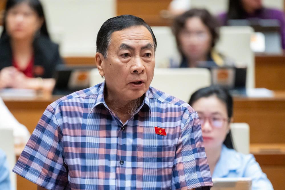 Đại biểu Phạm Văn Hòa. Đại biểu Phạm Văn Hòa.