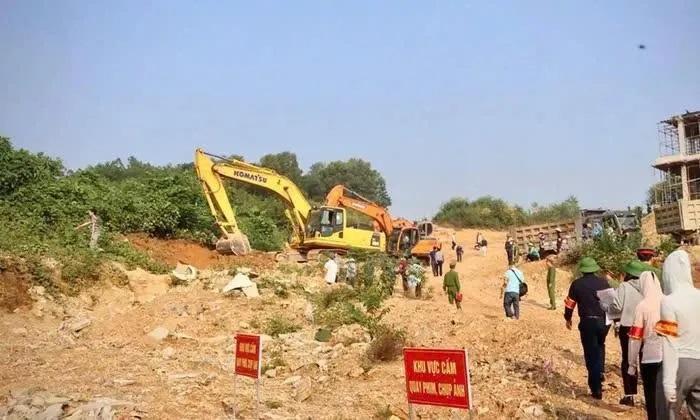 Hiện trường buổi cưỡng chế thu hồi đất tại xã Cư Yên. Hiện trường buổi cưỡng chế thu hồi đất tại xã Cư Yên.