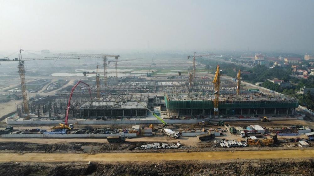 Gần 2.000 công nhân hối hả làm việc trên công trường để đưa dự án về đích. Gần 2.000 công nhân hối hả làm việc trên công trường để đưa dự án về đích.