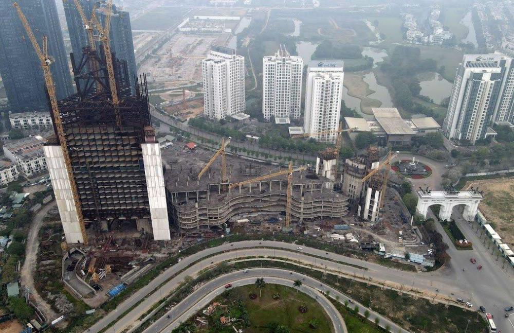 Tháp Vietinbank Tower trơ khung sắt nhiều năm trong Khu đô thị Ciputra. Tháp Vietinbank Tower trơ khung sắt nhiều năm trong Khu đô thị Ciputra.