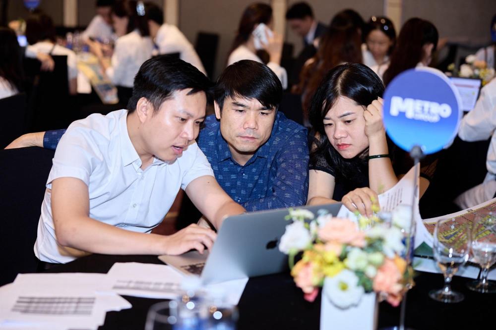 Khách hàng tìm hiểu thông tin dự án Khách hàng tìm hiểu thông tin dự án