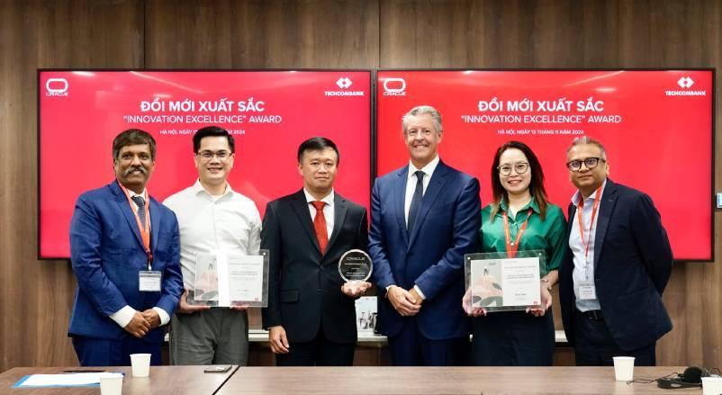 Đại diện Techcombank nhận giải thưởng. Đại diện Techcombank nhận giải thưởng.