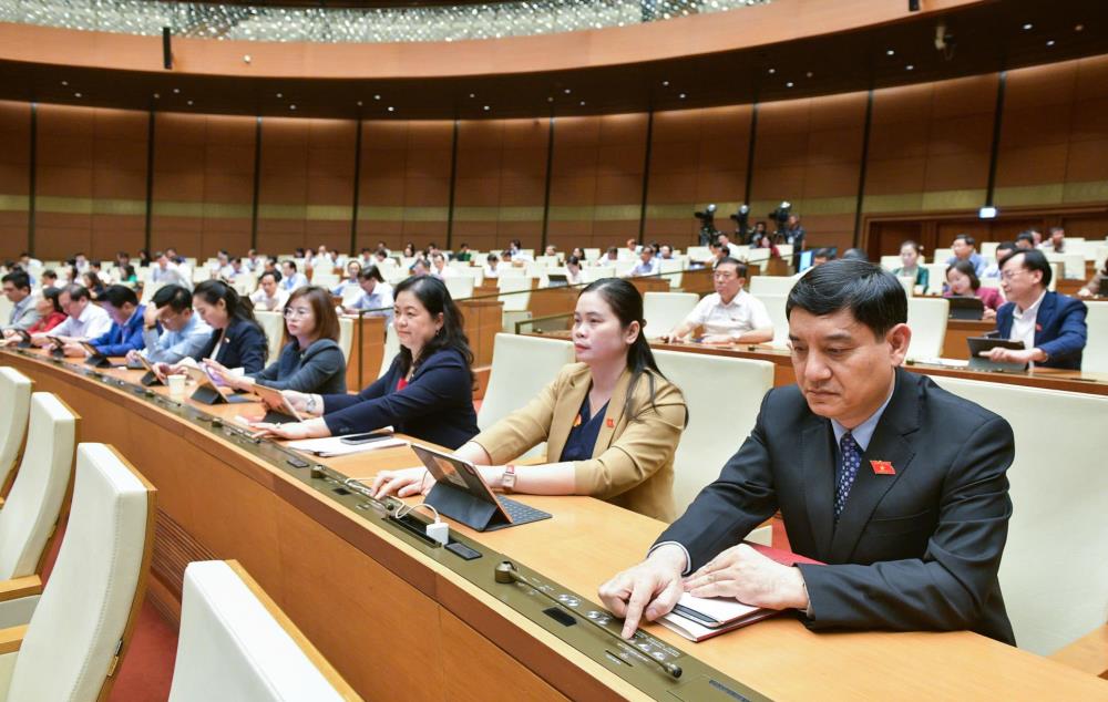 Các đại biểu Quốc hội biểu quyết thông qua nghị quyết. (Ảnh: Quốc hội) Các đại biểu Quốc hội biểu quyết thông qua nghị quyết. (Ảnh: Quốc hội)