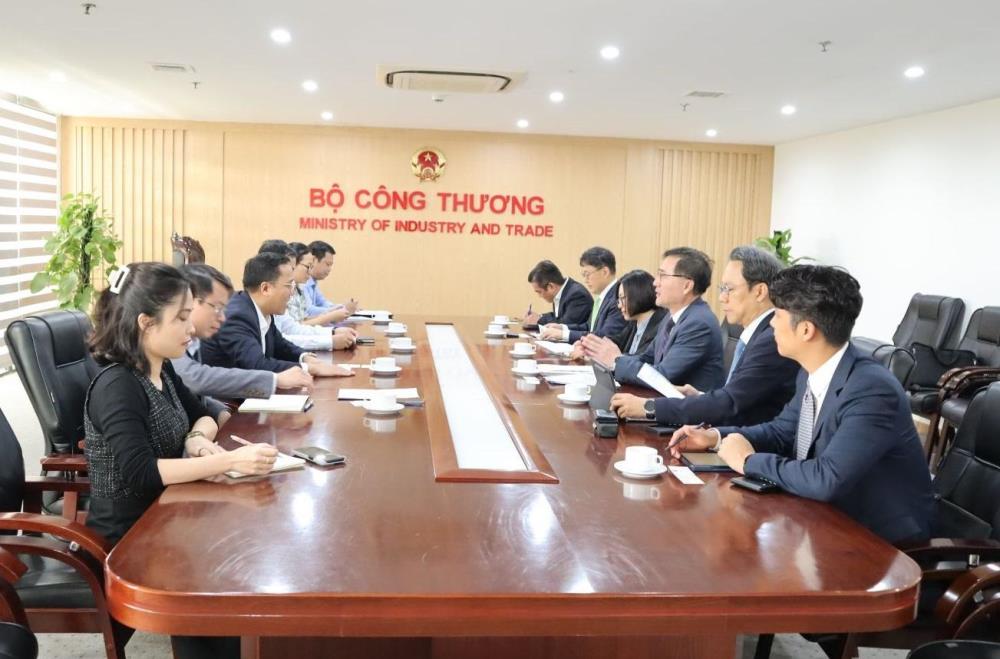 Ngày 20/11, Thứ trưởng Bộ Công thương Nguyễn Hoàng Long đã có buổi làm việc với ông Kim Dae Yeon, Phó chủ tịch phụ trách Phát triển kinh doanh điện của Tập đoàn Posco. Ngày 20/11, Thứ trưởng Bộ Công thương Nguyễn Hoàng Long đã có buổi làm việc với ông Kim Dae Yeon, Phó chủ tịch phụ trách Phát triển kinh doanh điện của Tập đoàn Posco.