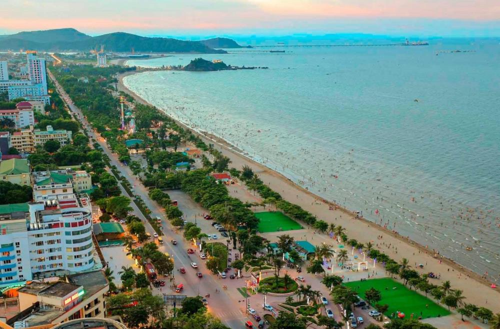 Ủy ban Thường vụ Quốc hội quyết nghị nhập toàn bộ diện tích tự nhiên là 29,09 km2, quy mô dân số là 77.813 người của thị xã Cửa Lò vào TP. Vinh. Ủy ban Thường vụ Quốc hội quyết nghị nhập toàn bộ diện tích tự nhiên là 29,09 km2, quy mô dân số là 77.813 người của thị xã Cửa Lò vào TP. Vinh.