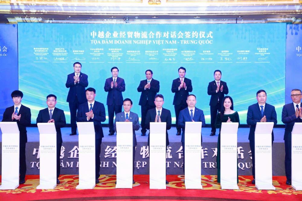 Bà Nguyễn Thị Thanh Bình, Phó Tổng Giám đốc Tập đoàn T&T Group, Chủ tịch HĐQT T&T Energy (thứ ba từ phải sang) - đại diện ký kết biên bản ghi nhớ hợp tác với Cospowers (thứ hai từ phải sang) và Goldwind (ngoài cùng bên phải). (Ảnh: TTXVN) Bà Nguyễn Thị Thanh Bình, Phó Tổng Giám đốc Tập đoàn T&T Group, Chủ tịch HĐQT T&T Energy (thứ ba từ phải sang) - đại diện ký kết biên bản ghi nhớ hợp tác với Cospowers (thứ hai từ phải sang) và Goldwind (ngoài cùng bên phải). (Ảnh: TTXVN)