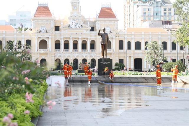 Phố phường TPHCM khoác 'áo mới' đón Xuân Giáp Thìn- Ảnh 1. Phố phường TPHCM khoác 'áo mới' đón Xuân Giáp Thìn- Ảnh 1.