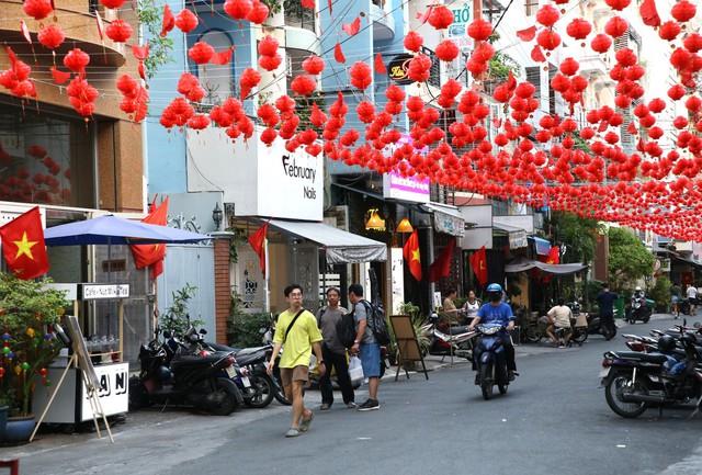 Phố phường TPHCM khoác 'áo mới' đón Xuân Giáp Thìn- Ảnh 8. Phố phường TPHCM khoác 'áo mới' đón Xuân Giáp Thìn- Ảnh 8.
