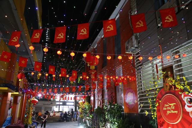 Phố phường TPHCM khoác 'áo mới' đón Xuân Giáp Thìn- Ảnh 11. Phố phường TPHCM khoác 'áo mới' đón Xuân Giáp Thìn- Ảnh 11.