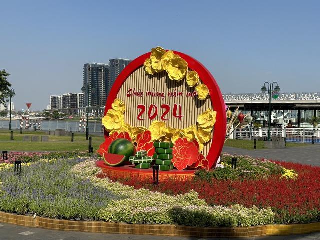 Phố phường TPHCM khoác 'áo mới' đón Xuân Giáp Thìn- Ảnh 5. Phố phường TPHCM khoác 'áo mới' đón Xuân Giáp Thìn- Ảnh 5.