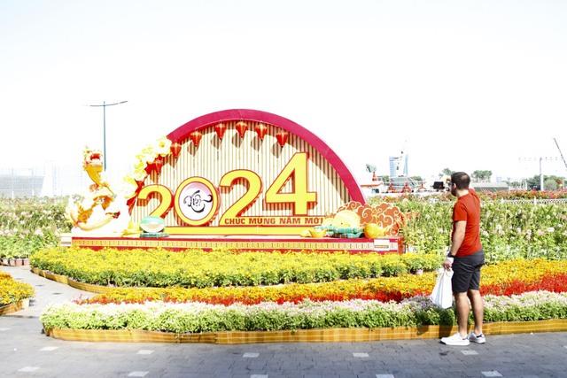 Phố phường TPHCM khoác 'áo mới' đón Xuân Giáp Thìn- Ảnh 4. Phố phường TPHCM khoác 'áo mới' đón Xuân Giáp Thìn- Ảnh 4.