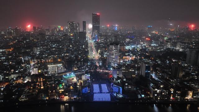 Mãn nhãn với lễ hội ánh sáng đêm giao thừa- Ảnh 2. Mãn nhãn với lễ hội ánh sáng đêm giao thừa- Ảnh 2.