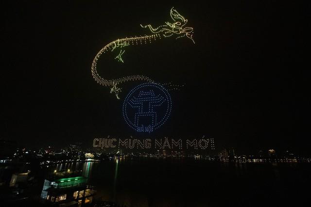 Mãn nhãn với lễ hội ánh sáng đêm giao thừa- Ảnh 12. Mãn nhãn với lễ hội ánh sáng đêm giao thừa- Ảnh 12.