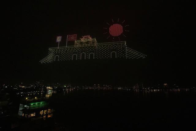 Mãn nhãn với lễ hội ánh sáng đêm giao thừa- Ảnh 7. Mãn nhãn với lễ hội ánh sáng đêm giao thừa- Ảnh 7.