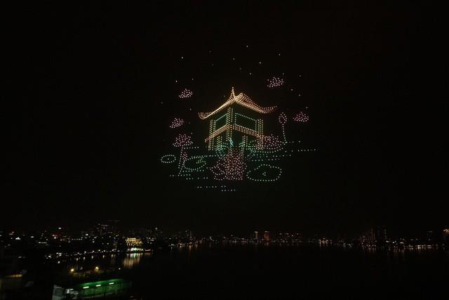 Mãn nhãn với lễ hội ánh sáng đêm giao thừa- Ảnh 9. Mãn nhãn với lễ hội ánh sáng đêm giao thừa- Ảnh 9.
