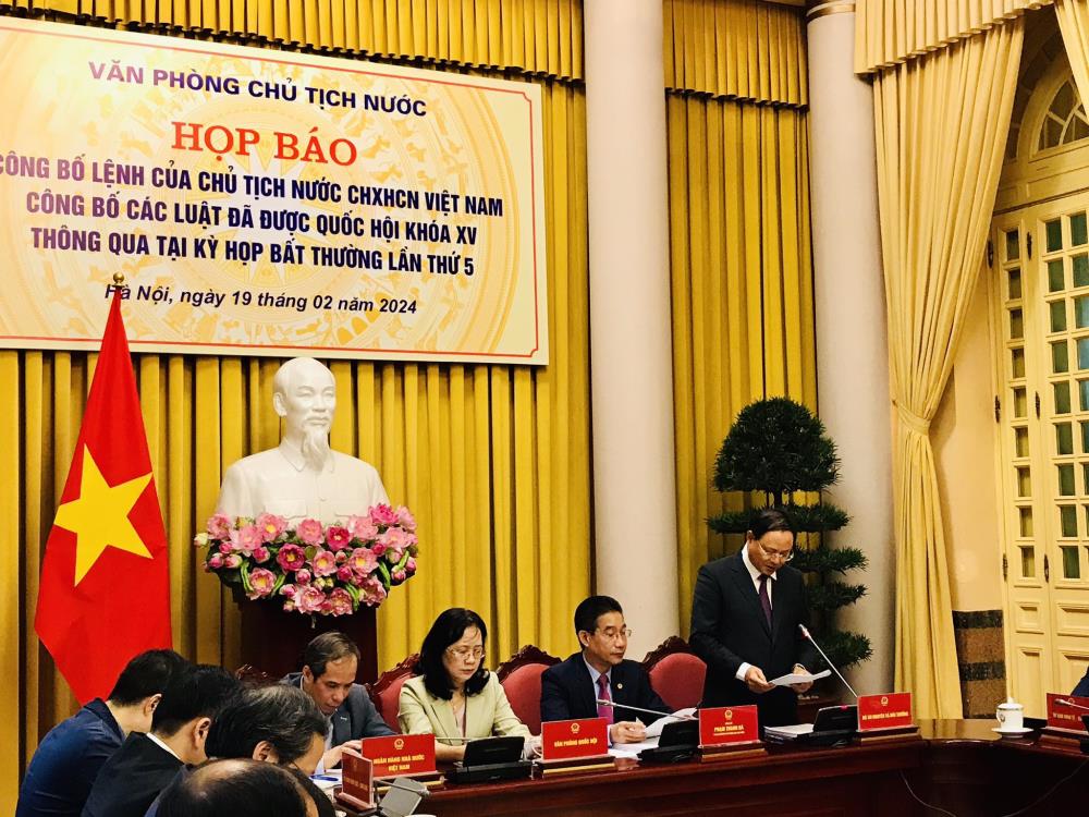 Thứ trưởng Bộ Tài nguyên và Môi trường Lê Minh Ngân giới thiệu Luật Đất đai 2024 tại họp báo