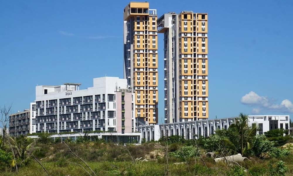 &nbsp;Đáng chú ý, ngày 27/4/2017, trong buổi lễ ra mắt chính thức dự án tòa tháp đôi CocoBay Towers nằm trong Tổ hợp Du lịch và Giải trí CocoBay Đà Nẵng của Tập đoàn Empire tại Thủ đô Madrid, Tây Ban Nha, siêu sao bóng đá thế giới Cristiano Ronaldo - CR7 đã tới dự và chính thức ký xác nhận sẽ đặt mua căn hộ Condotel sang trọng tại dự án và trở thành khách hàng danh dự của CocoBay Towers. Ảnh: Vietnamnet