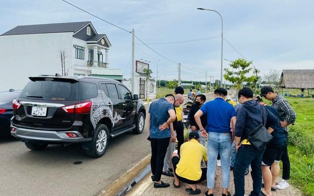 Thực tế, tại các khu vực vùng ven Hà Nội thời gian gần đây xuất hiện nhiều nhà đầu tư bắt đầu đi săn đất nền. (Ảnh minh họa) Thực tế, tại các khu vực vùng ven Hà Nội thời gian gần đây xuất hiện nhiều nhà đầu tư bắt đầu đi săn đất nền. (Ảnh minh họa)