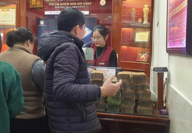 Tại những cửa hàng vàng lớn trên đường Cầu Giấy và ‘phố vàng’ Trần Nhân Tông (Hai Bà Trưng, Hà Nội), lượng khách đến giao dịch đã tăng mạnh trong những ngày qua. (Ảnh: Tiền Phong) Tại những cửa hàng vàng lớn trên đường Cầu Giấy và ‘phố vàng’ Trần Nhân Tông (Hai Bà Trưng, Hà Nội), lượng khách đến giao dịch đã tăng mạnh trong những ngày qua. (Ảnh: Tiền Phong)