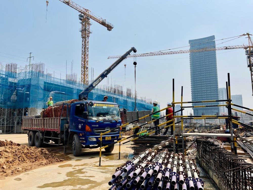 Sunshine Crystal River gồm 5 tòa tháp cao 40 tầng, số lượng sản phẩm gần 1.000 căn Sky Villas. Dự án đã được cấp phép bán cho người nước ngoài. Sunshine Crystal River gồm 5 tòa tháp cao 40 tầng, số lượng sản phẩm gần 1.000 căn Sky Villas. Dự án đã được cấp phép bán cho người nước ngoài.