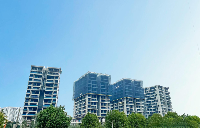 Sunshine Green Iconic - Tổ hợp căn hộ Vertical 4.0 đầu tiên khu Đông Hà Nội, bao gồm 4 tòa chung cư cao 15 tầng và 2 tầng hầm, tổng diện tích sàn xây dựng hơn 70.000 m2, cung cấp ra thị trường khoảng gần 400 căn hộ cao cấp, được đánh giá là dự án có tiêu chuẩn xanh nhất nhì Hà Nội hiện nay khi áp dụng giải pháp thiết kế mặt đứng xanh - Vertical Garden, cùng phần lớn diện tích cho cây xanh, sân vườn, đường dạo, cảnh quan… tạo ra không gian sống riêng tư, trong lành tuyệt đối cho cư dân. Sunshine Green Iconic - Tổ hợp căn hộ Vertical 4.0 đầu tiên khu Đông Hà Nội, bao gồm 4 tòa chung cư cao 15 tầng và 2 tầng hầm, tổng diện tích sàn xây dựng hơn 70.000 m2, cung cấp ra thị trường khoảng gần 400 căn hộ cao cấp, được đánh giá là dự án có tiêu chuẩn xanh nhất nhì Hà Nội hiện nay khi áp dụng giải pháp thiết kế mặt đứng xanh - Vertical Garden, cùng phần lớn diện tích cho cây xanh, sân vườn, đường dạo, cảnh quan… tạo ra không gian sống riêng tư, trong lành tuyệt đối cho cư dân.