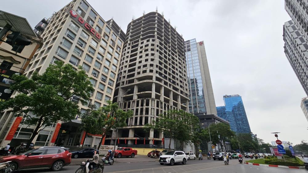 Cận cảnh dự án Manhattan Tower dang dở hoang hóa trên “đất vàng” Thủ đô - ảnh 2 Cận cảnh dự án Manhattan Tower dang dở hoang hóa trên “đất vàng” Thủ đô - ảnh 2