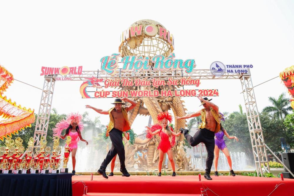 Hà Nội nắng gay gắt, du khách về miền biển với non cao tránh nóng ngày đầu lễ - ảnh 1 Hà Nội nắng gay gắt, du khách về miền biển với non cao tránh nóng ngày đầu lễ - ảnh 1
