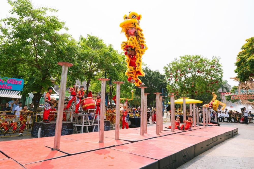 Hà Nội nắng gay gắt, du khách về miền biển với non cao tránh nóng ngày đầu lễ - ảnh 2 Hà Nội nắng gay gắt, du khách về miền biển với non cao tránh nóng ngày đầu lễ - ảnh 2