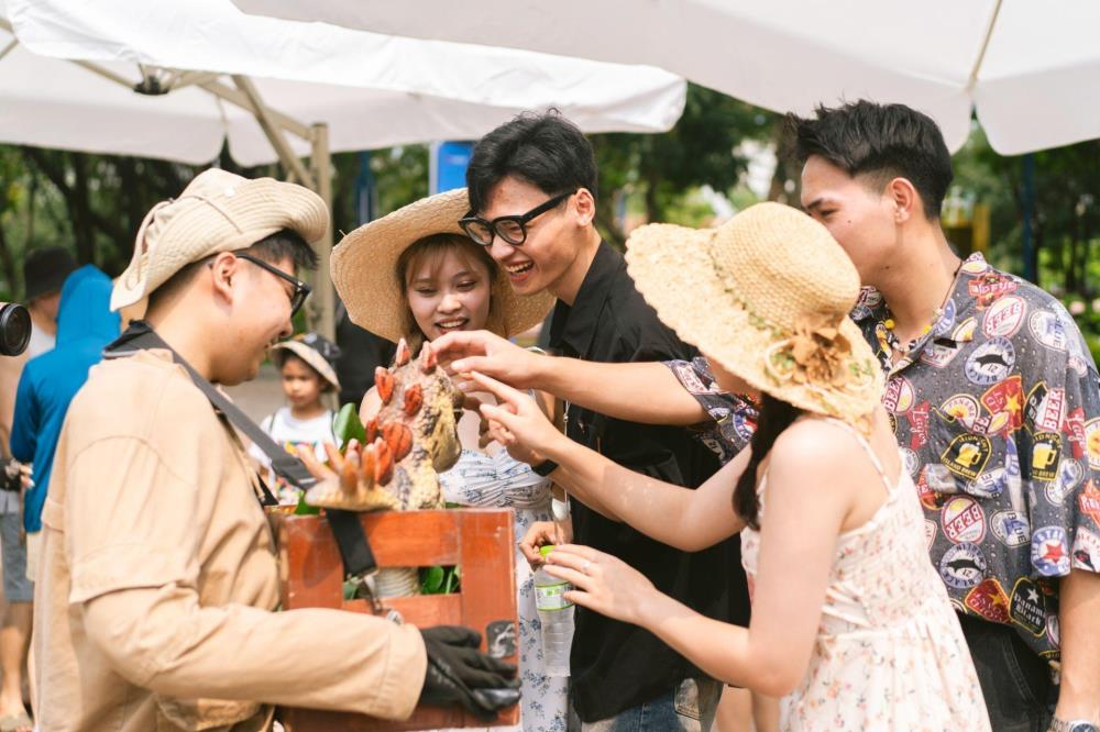 Hà Nội nắng gay gắt, du khách về miền biển với non cao tránh nóng ngày đầu lễ - ảnh 3 Hà Nội nắng gay gắt, du khách về miền biển với non cao tránh nóng ngày đầu lễ - ảnh 3