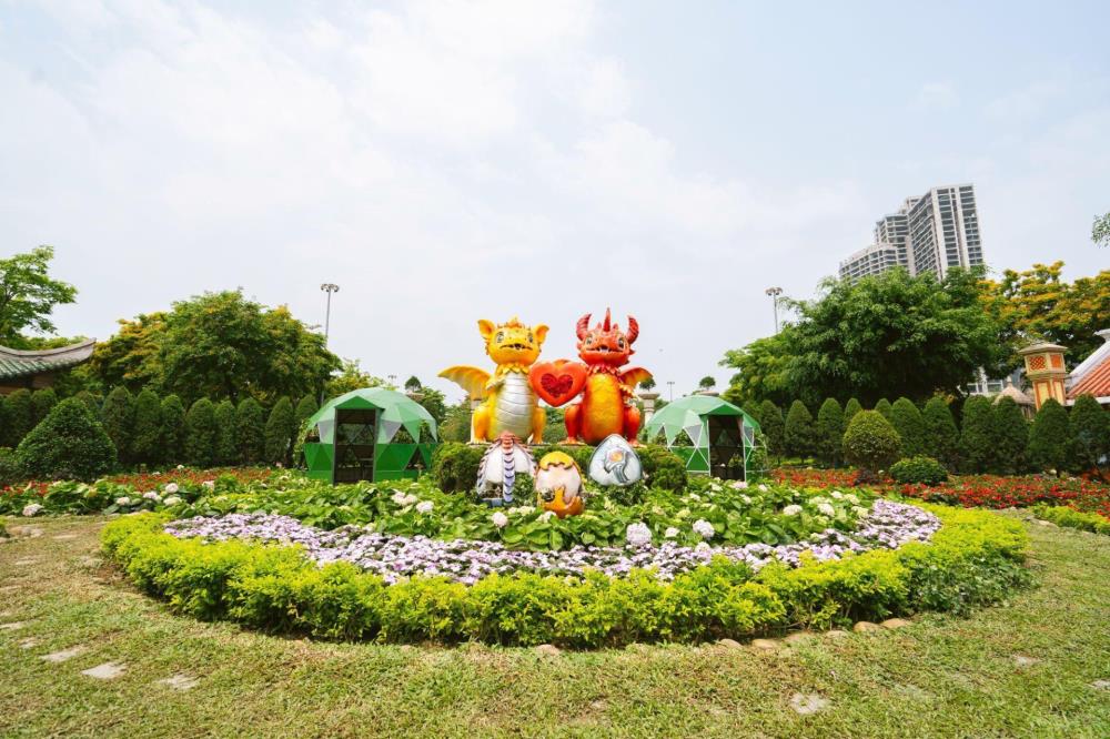 Hà Nội nắng gay gắt, du khách về miền biển với non cao tránh nóng ngày đầu lễ - ảnh 4 Hà Nội nắng gay gắt, du khách về miền biển với non cao tránh nóng ngày đầu lễ - ảnh 4