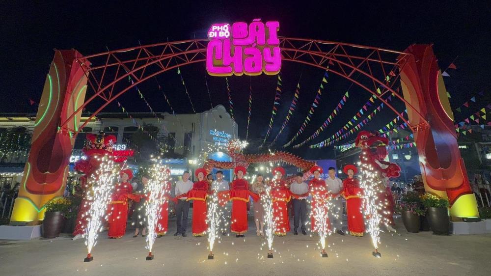 Hà Nội nắng gay gắt, du khách về miền biển với non cao tránh nóng ngày đầu lễ - ảnh 6 Hà Nội nắng gay gắt, du khách về miền biển với non cao tránh nóng ngày đầu lễ - ảnh 6