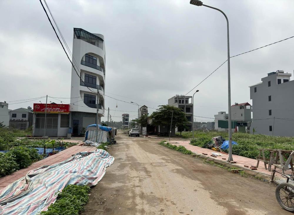 Tuyến Vành đai 4 chạy dài khoảng 17 km qua huyện Hoài Đức đã khiến cho thị trường bất động sản nơi đây sôi động trở lại, tạo ra nhiều cơ hội phát triển kinh tế cho khu vực và chênh lệch về giá đất của từng khu cũng có sự lớn hơn. (Nguồn ảnh: An ninh tiền tệ) Tuyến Vành đai 4 chạy dài khoảng 17 km qua huyện Hoài Đức đã khiến cho thị trường bất động sản nơi đây sôi động trở lại, tạo ra nhiều cơ hội phát triển kinh tế cho khu vực và chênh lệch về giá đất của từng khu cũng có sự lớn hơn. (Nguồn ảnh: An ninh tiền tệ)