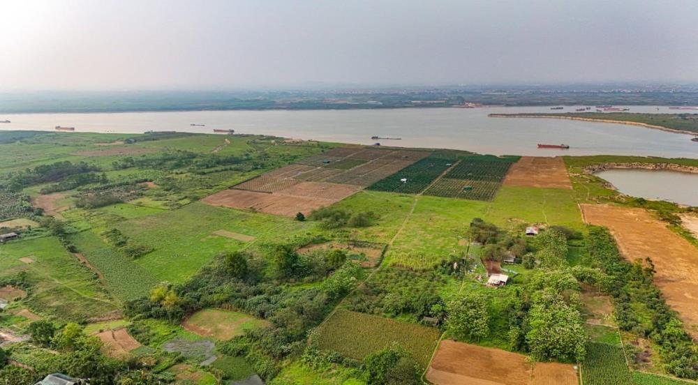 Hiện nay, người dân địa phương 2 bên muốn qua sông thì phải đi vòng đến cầu Thăng Long cách đó hơn 12 km hoặc phải đi bằng phà(Nguồn ảnh: Đời sống Pháp luật) Hiện nay, người dân địa phương 2 bên muốn qua sông thì phải đi vòng đến cầu Thăng Long cách đó hơn 12 km hoặc phải đi bằng phà(Nguồn ảnh: Đời sống Pháp luật)