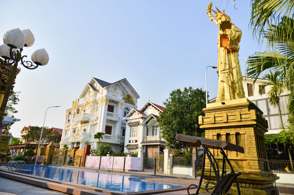 Mô hình tượng Nữ Thần Tự Do bên cạnh bể bơi rộng Mô hình tượng Nữ Thần Tự Do bên cạnh bể bơi rộng