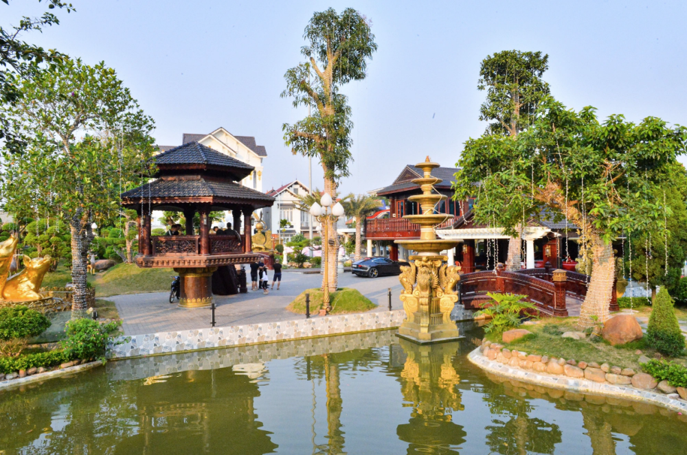 Khuôn viên được đặt nhiều tiểu cảnh cùng hàng cây xanh mát được chăm chút cẩn thận Khuôn viên được đặt nhiều tiểu cảnh cùng hàng cây xanh mát được chăm chút cẩn thận