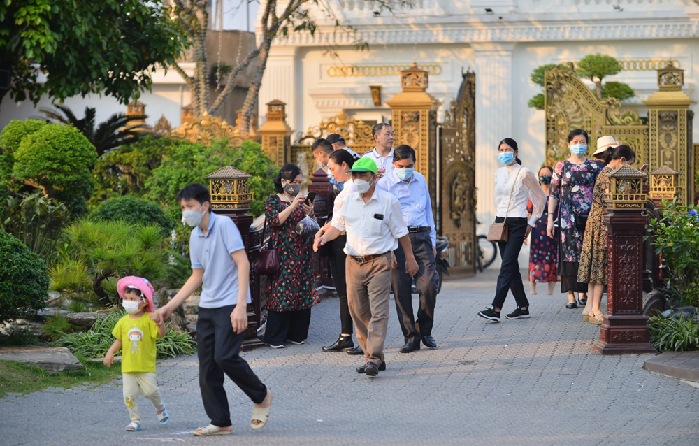Hàng ngày có rất nhiều người dân địa phương đến thăm quan Hàng ngày có rất nhiều người dân địa phương đến thăm quan