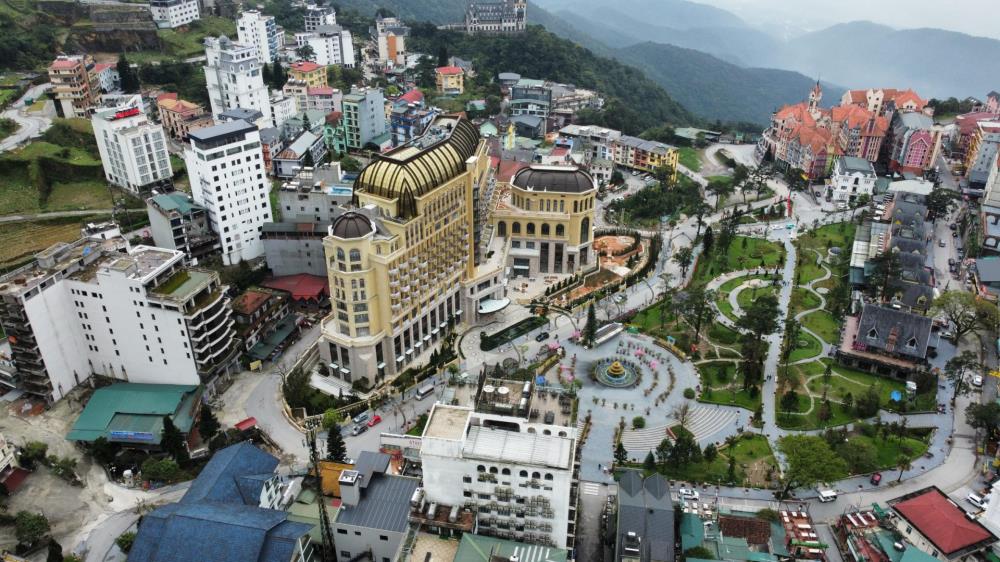 Du khách đến với Thị trấn Tam Đảo rất kỳ vọng khách sạn Lâu đài Tam Đảo hoạt động để được vào thăm quan, ngắm cảnh công trình Du khách đến với Thị trấn Tam Đảo rất kỳ vọng khách sạn Lâu đài Tam Đảo hoạt động để được vào thăm quan, ngắm cảnh công trình