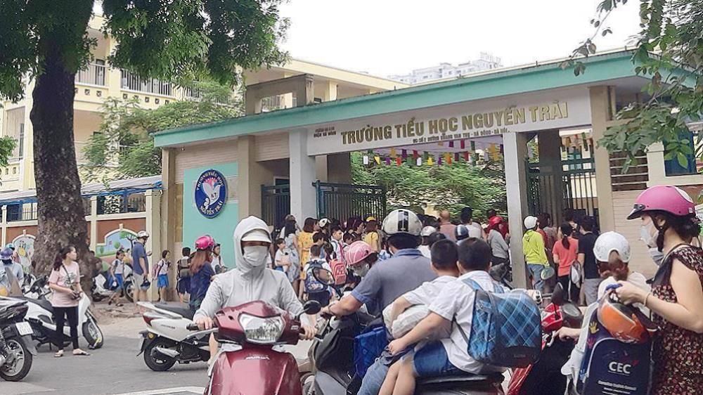 Việc đưa đón con đi học xa nhà trở thành nỗi bận tâm của nhiều gia đình. Việc đưa đón con đi học xa nhà trở thành nỗi bận tâm của nhiều gia đình.