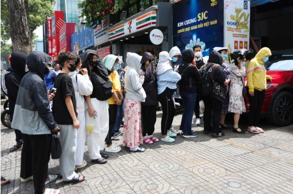Do có quá nhiều khách hàng đến mua vàng, Công ty SJC giới hạn mỗi khách mua được 1 lượng vàng. (Ảnh minh họa) Do có quá nhiều khách hàng đến mua vàng, Công ty SJC giới hạn mỗi khách mua được 1 lượng vàng. (Ảnh minh họa)