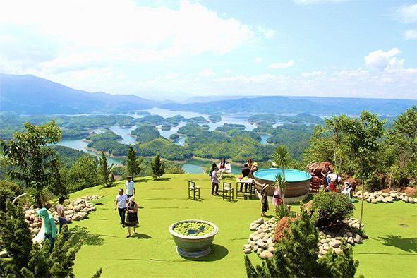 Một góc phong cảnh nên thơ của hồ Tà Đùng. Một góc phong cảnh nên thơ của hồ Tà Đùng.