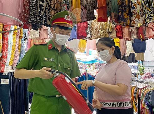 Công an kiểm tra, tuyên truyền về PCCC tại nhà để ở kết hợp kinh doanh. Công an kiểm tra, tuyên truyền về PCCC tại nhà để ở kết hợp kinh doanh.