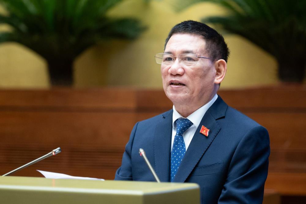 Bộ trưởng Tài chính Hồ Đức Phớc trình bày tờ trình. Ảnh: Quốc hội Bộ trưởng Tài chính Hồ Đức Phớc trình bày tờ trình. Ảnh: Quốc hội
