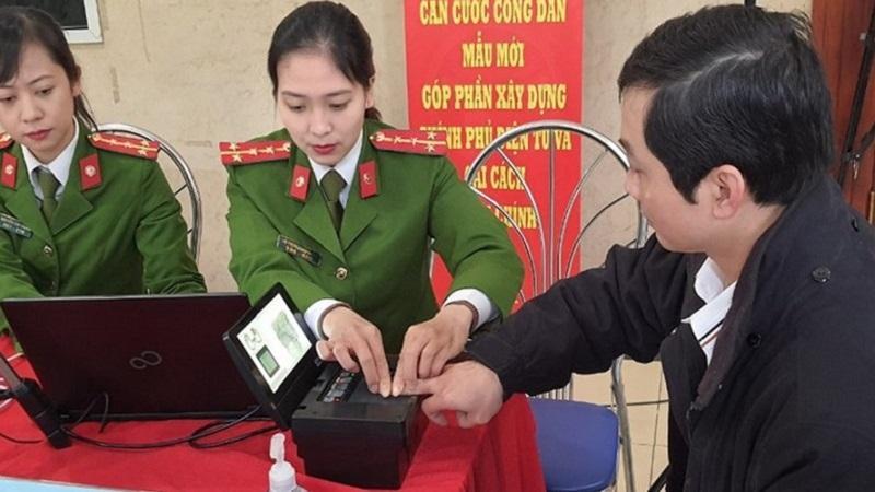 Người dân ở Hà Nội làm thẻ căn cước công dân gắn chip lưu động tại trụ sở Công an Hà Nội - Ảnh: Báo Lao Động Người dân ở Hà Nội làm thẻ căn cước công dân gắn chip lưu động tại trụ sở Công an Hà Nội - Ảnh: Báo Lao Động