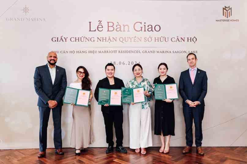 Đại diện Masterise Homes bàn giao sổ hồng các căn hộ hàng hiệu Marriott đầu tiên. (Ảnh: Masterise Homes) Đại diện Masterise Homes bàn giao sổ hồng các căn hộ hàng hiệu Marriott đầu tiên. (Ảnh: Masterise Homes)