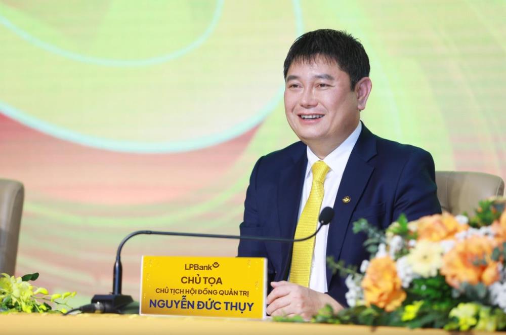 Ông Nguyễn Đức Thụy - Chủ tịch HĐQT Ngân hàng Thương mại cổ phần Lộc Phát Việt Nam (LPBank) đang nắm hơn 70,7 triệu cổ phiếu. Ông Nguyễn Đức Thụy - Chủ tịch HĐQT Ngân hàng Thương mại cổ phần Lộc Phát Việt Nam (LPBank) đang nắm hơn 70,7 triệu cổ phiếu.