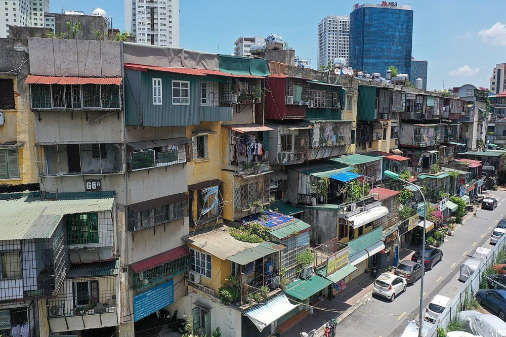 Một số người mua kỳ vọng căn hộ tập thể cũ sẽ sớm hưởng được mức đền bù khi thành phố đầu tư cải tạo. Một số người mua kỳ vọng căn hộ tập thể cũ sẽ sớm hưởng được mức đền bù khi thành phố đầu tư cải tạo.