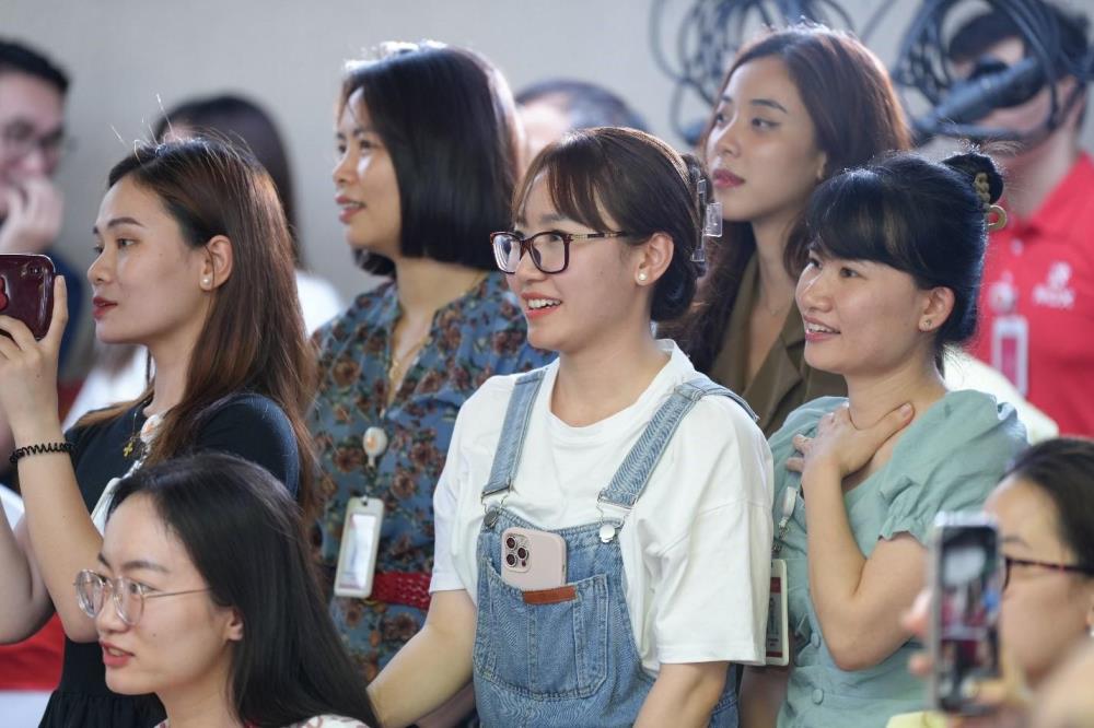 Đằng sau hạnh phúc của nhân viên là thành công của doanh nghiệp. Đằng sau hạnh phúc của nhân viên là thành công của doanh nghiệp.